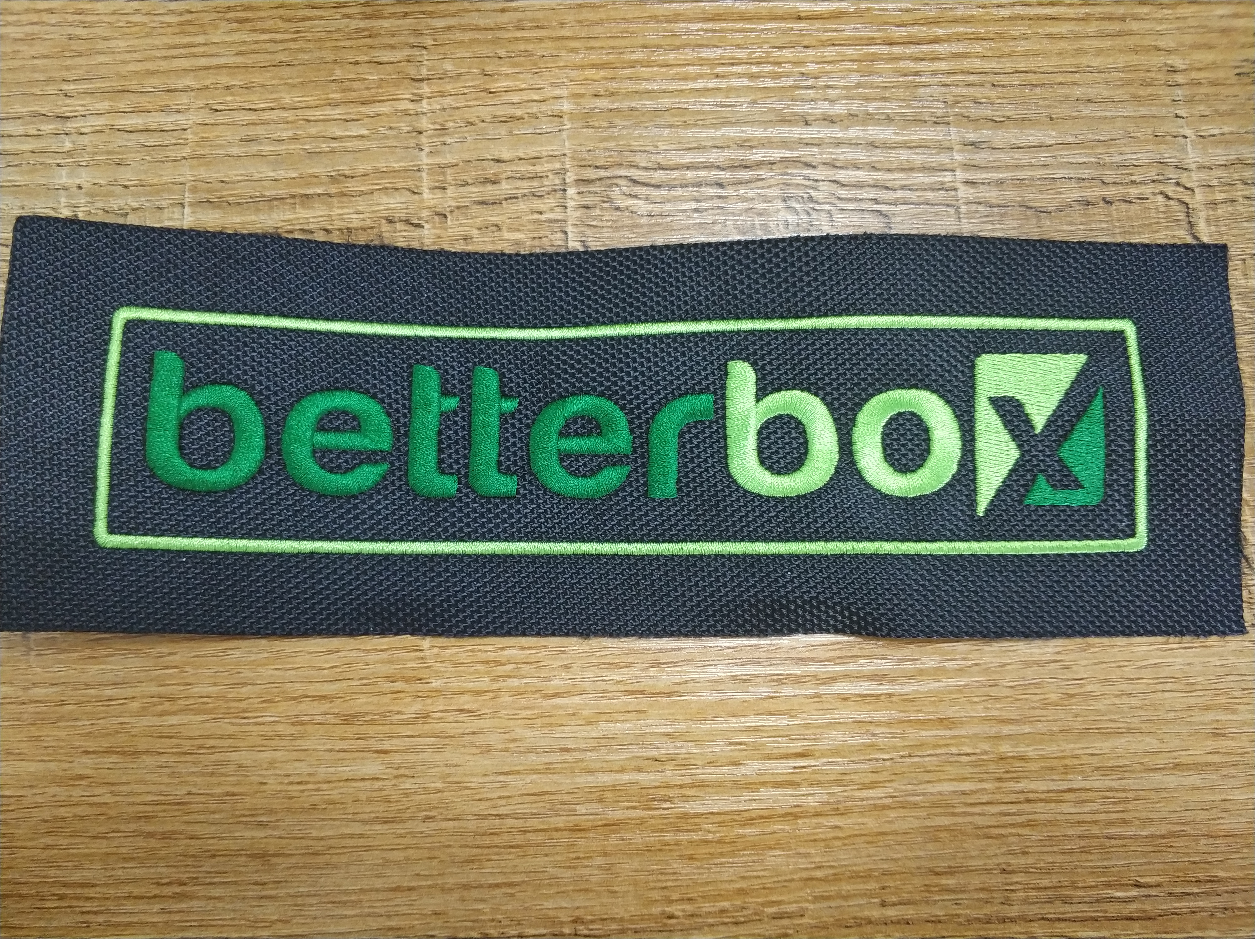 Gesticktes Betterbox-Logo der ersten Generation, im Schwarz-Weiß-Drucklook